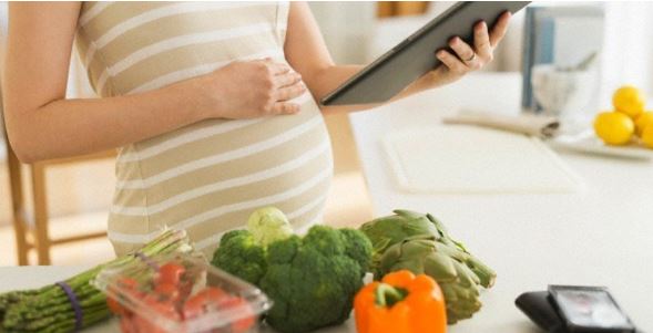 Ăn uống trong thời kỳ mang thai ảnh hưởng đến sự phát triển thể chất và trí tuệ của trẻ.