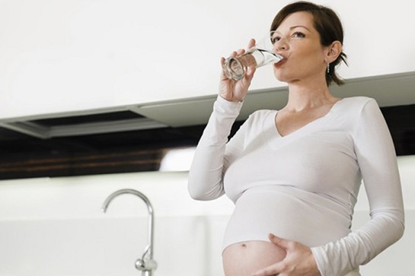 Bà bầu nên uống nước lọc khi mang thai