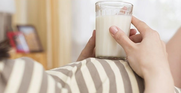 Bà bầu mang thai 3 tháng đầu nên uống sữa gì?