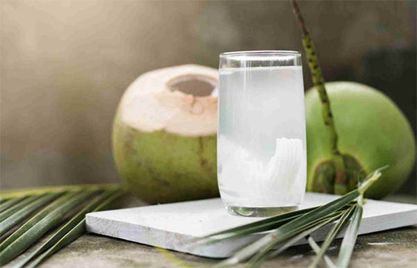 Sau sinh uống nước dừa được không?