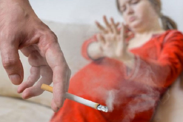 Phụ nữ khi mang thai cần tránh xa với khói thuốc lá