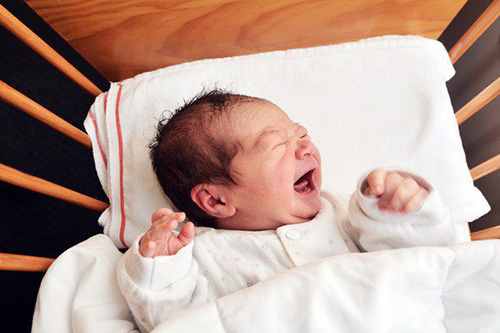 Lý giải tại sao trẻ sơ sinh thường hay khóc đêm?