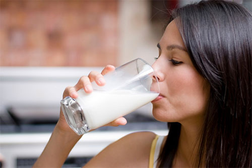 Uống sữa giúp bổ sung Canxi cho mẹ