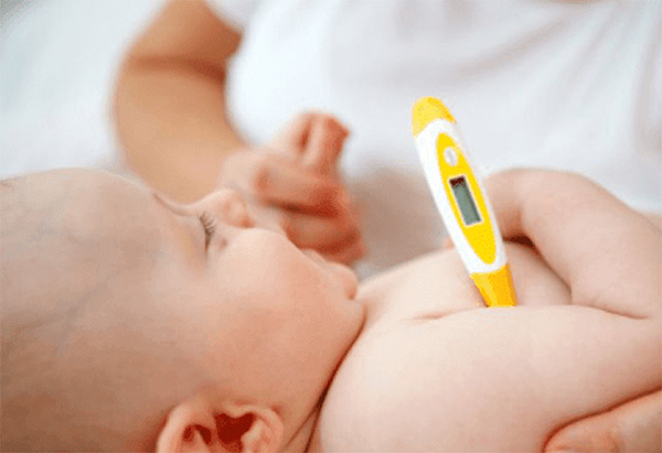 Cách đo thân nhiệt của trẻ sơ sinh ở nách