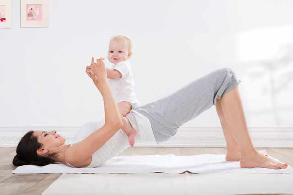 Tập luyện cùng bé giúp mẹ giảm cân sau sinh