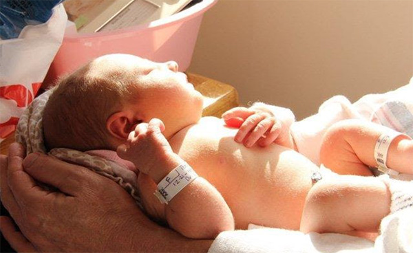 Cách tắm nắng cho trẻ sơ sinh đúng cách