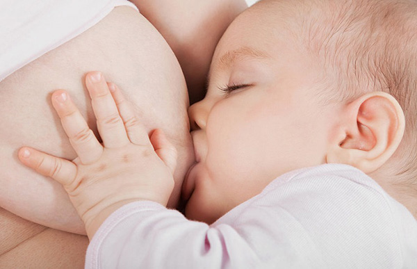 Trẻ sơ sinh nên được bú mẹ hoàn toàn trong 6 tháng đầu đời