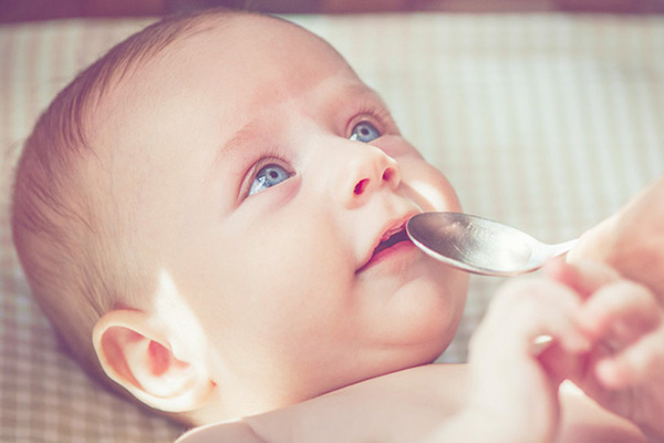 Không nên cho trẻ sơ sinh uống quá nhiều nước