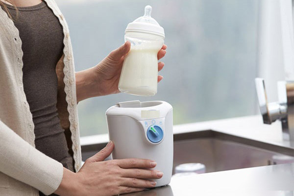 Để tiện lợi và tiết kiệm thời gian, các mẹ có thể sử dụng máy hâm sữa