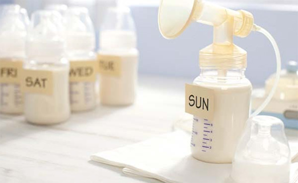 Ưu tiên dùng bình thủy tinh/bình nhựa an toàn để trữ sữa cho trẻ