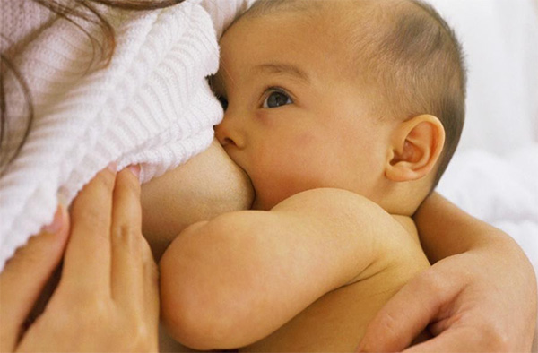 Chế độ dinh dưỡng là một trong những nguyên nhân ảnh hưởng tới màu sắc nước tiểu của bé