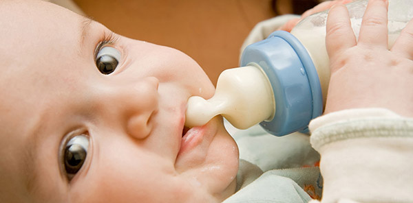 Trẻ nên dùng thêm sữa công thức nếu sữa mẹ không đủ để đáp ứng cho trẻ
