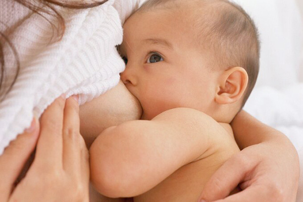 Tăng cữ bú cho trẻ cũng là cách giúp tăng lượng sữa mẹ