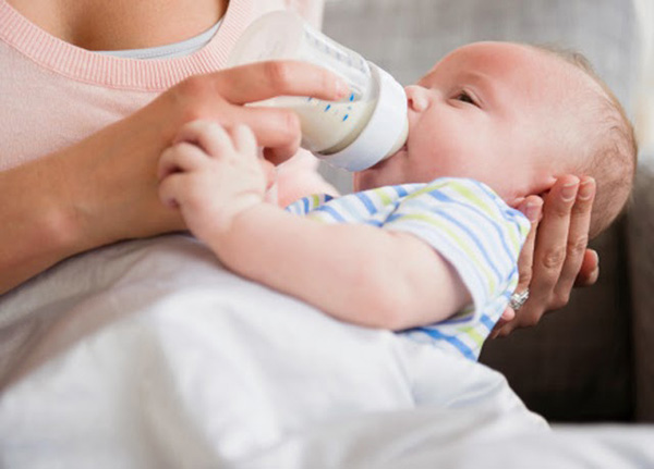 Không nên cho trẻ sơ sinh bú bình quá sớm