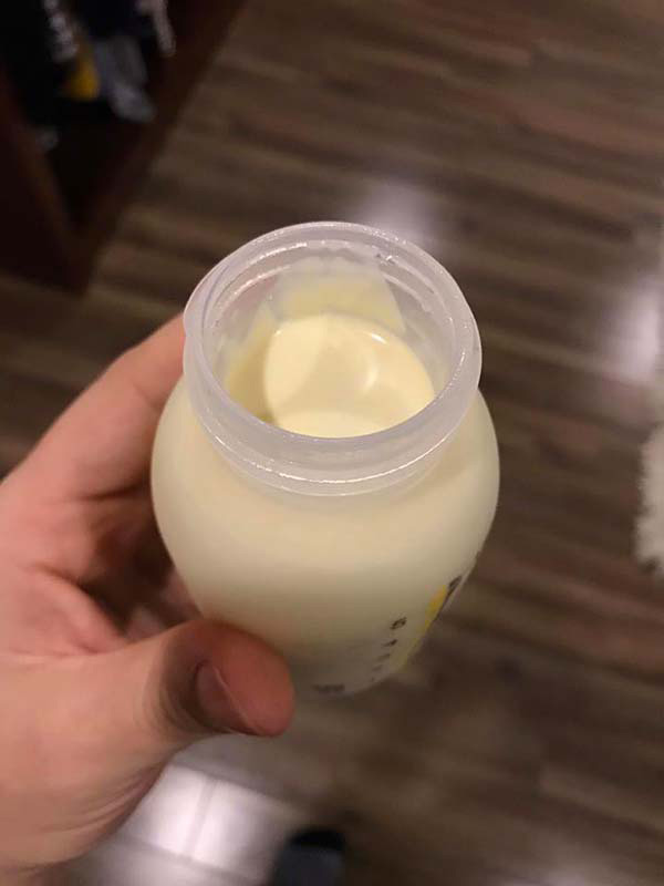 Sữa trữ đông thường có lớp váng sữa đông ở phía trên túi trữ sữa