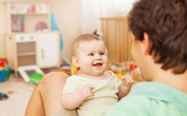 Khi 2 tháng tuổi, trẻ đã có thể nghe rõ hơn và làm quen được với tiếng nói