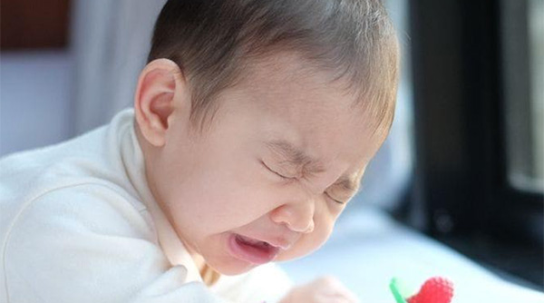 Trẻ sơ sinh hắt hơi nhiều có sao không?