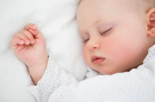 Mẹo hay giúp trẻ sơ sinh ngủ ngon, không giật mình vào ban đêm