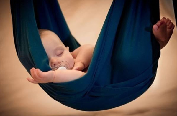 Trẻ sơ sinh nằm võng nhiều sẽ ảnh hưởng tới cột sống và lồng ngực