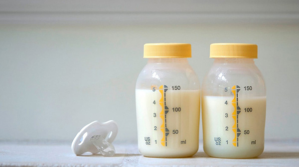 Sữa mẹ đặc thường có màu trắng ngà hoặc vàng nhạt