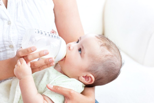 Trẻ sẽ bú sữa trung bình 5 lần/ngày (tổng cộng khoảng 900 – 1.200ml)