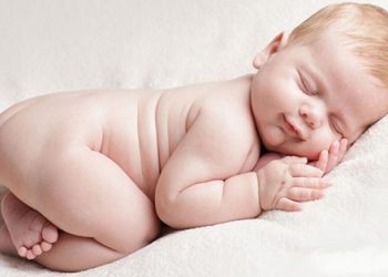 Trẻ 4 tháng tuổi biết làm gì?